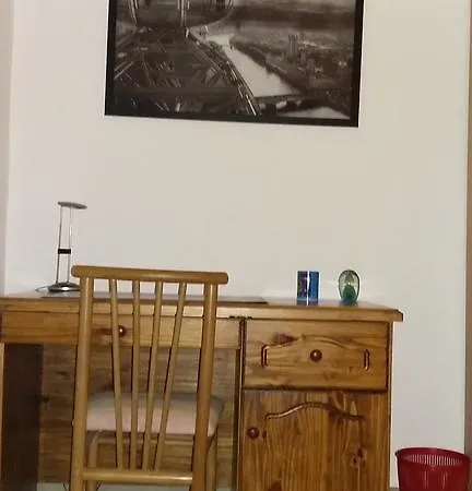 5 Minutes Away From Airport Apartment *