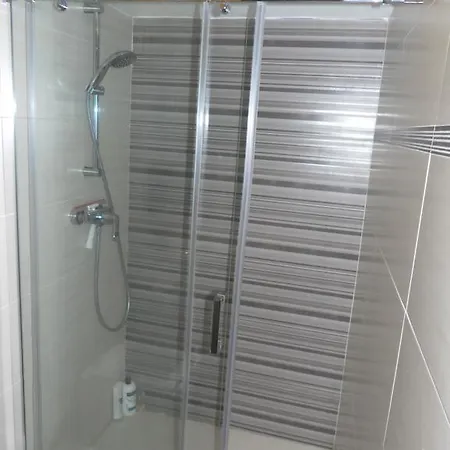 5 Minutes Away From Airport Apartment *