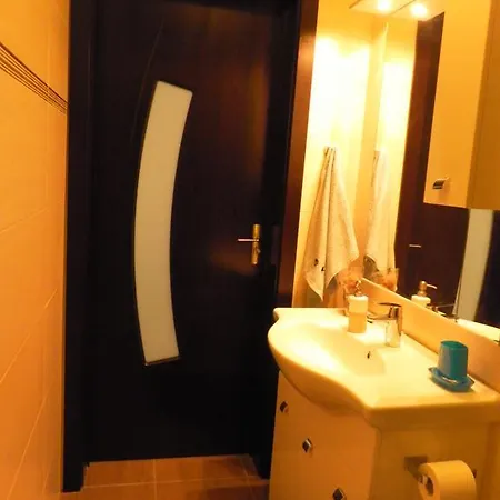 5 Minutes Away From Airport Apartment *