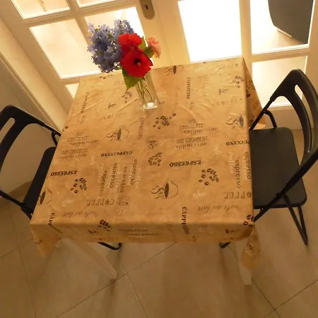 5 Minutes Away From Airport Apartment *